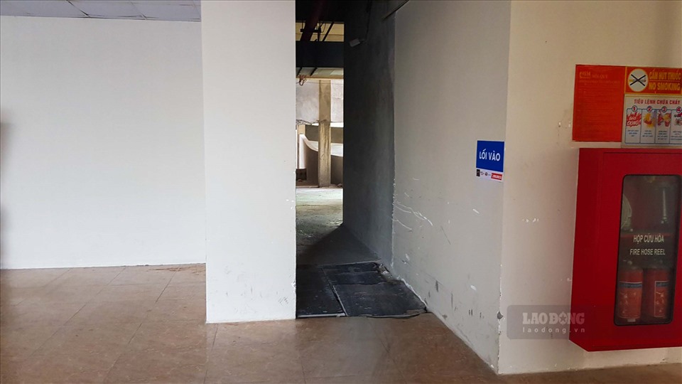 Chủ đầu tư đục tường lấy lối đi sau khi nhà thầu đổ đất. Ảnh: Phan Anh