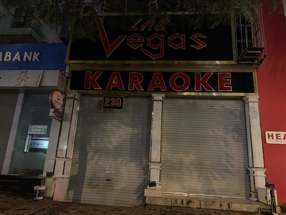 Đường Nguyễn Khang nay thiếu vắng ánh sáng từ các quán karaoke. Ảnh: Huyền Chang