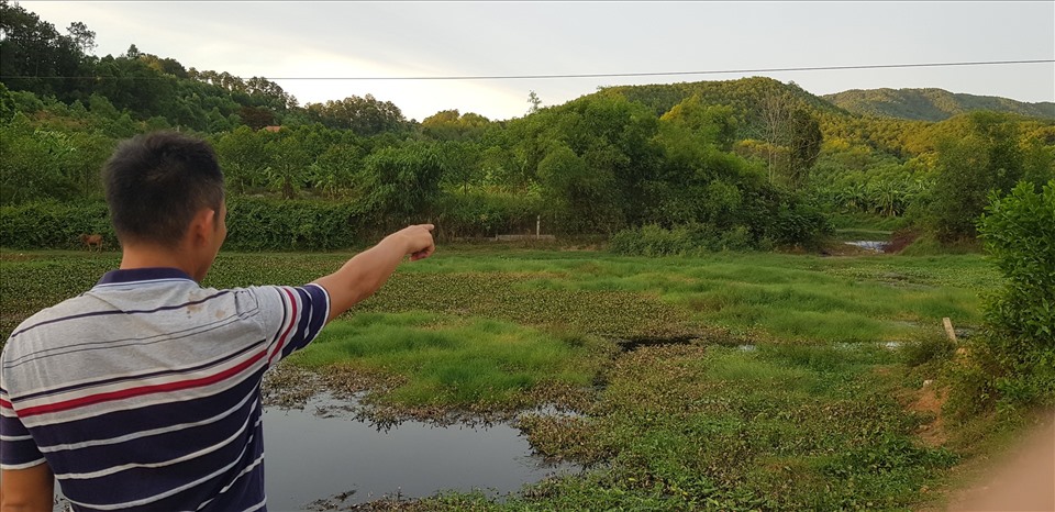 Người dân bức xúc vì hồ Tràng Đen, thắng cảnh nổi tiếng đang bị “bức tử“. Ảnh: Phúc Đạt