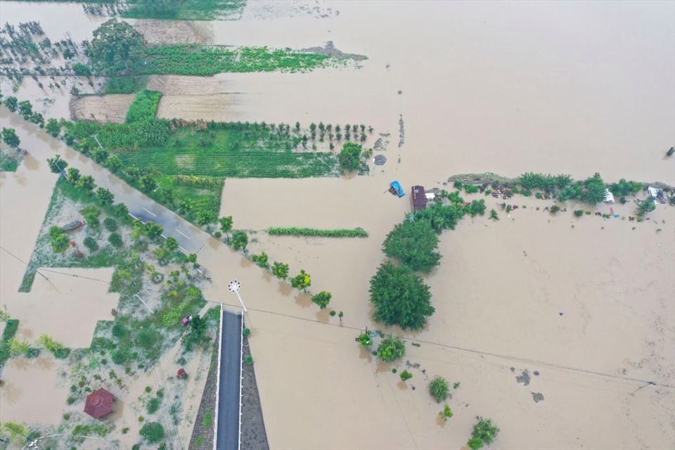 Đập Vương Gia Bá xả lũ ngày 21.7.2020. Ảnh: China News