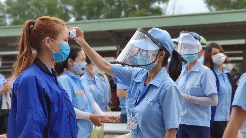 Công nhân Cty TNHH Daiwa Việt Nam được đo thân nhiệt hàng ngày trước khi vào công ty