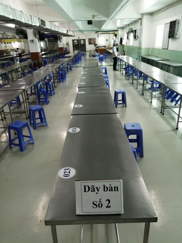 Nơi không chia ô thì bàn ăn được quy định mã số cố định cho từng công nhân, với khoảng cách an toàn theo quy định.