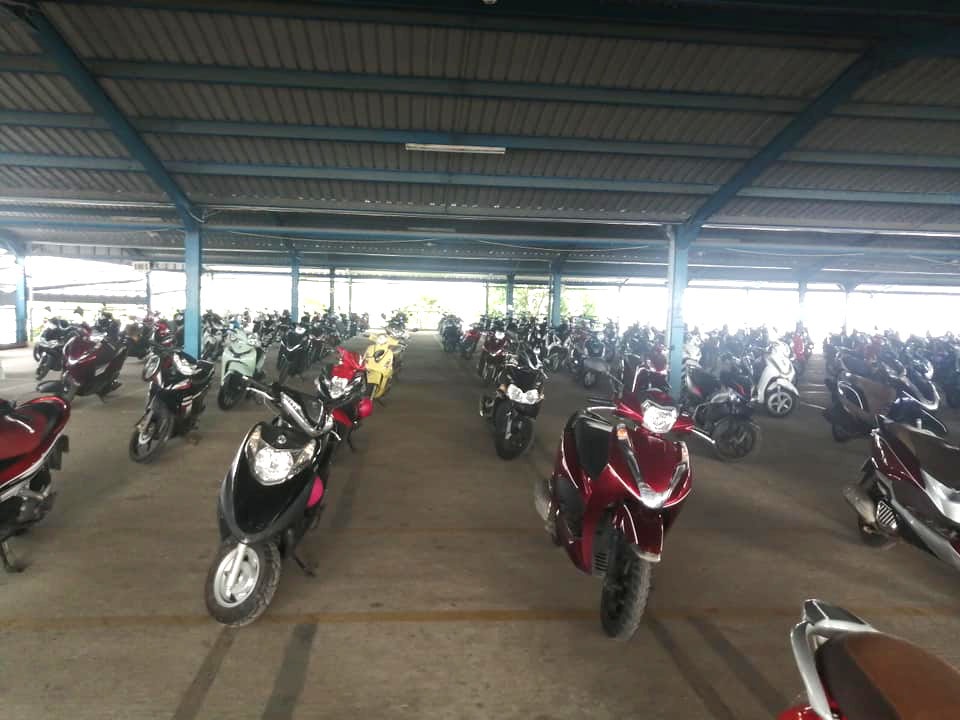 Thậm chí xe của người lao động trong nhà xe cũng phải giữ khoảng cách để... tránh lây nhiễm dịch COVID-19!