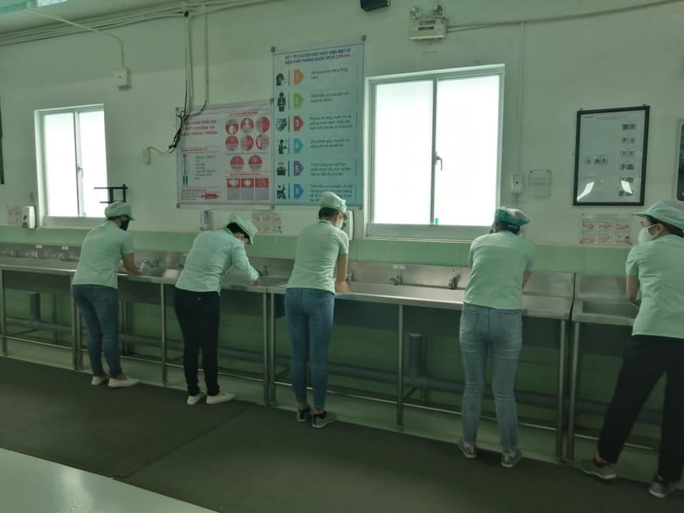 Pano tuyên truyền và hướng dẫn phòng chống dịch COVID-19 từ Công đoàn cấp trên đưa xuống được dán ở mọi nơi...
