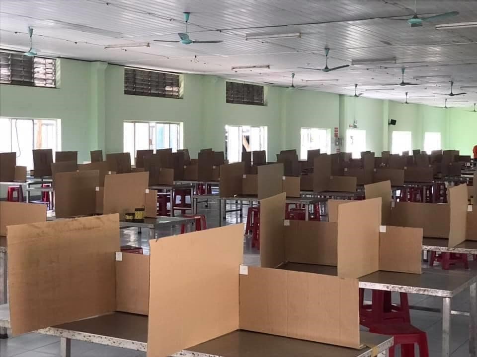 Có nơi là những tấm cát tông...