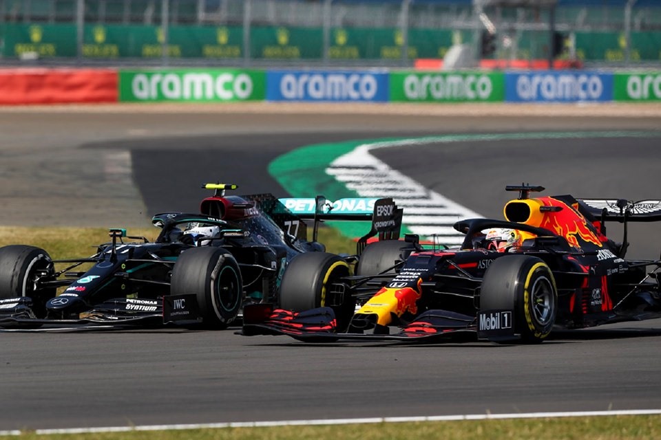 Màn so kè nghẹt thở giữa Max Verstappen và Valtteri Bottas. Ảnh: F1
