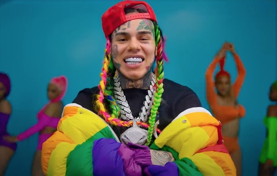 “Gooba” của 6IX9INE cũng chung cảnh ngộ khi bị người nghe chê nhạt nhẽo. Ảnh nguồn: Mnet.