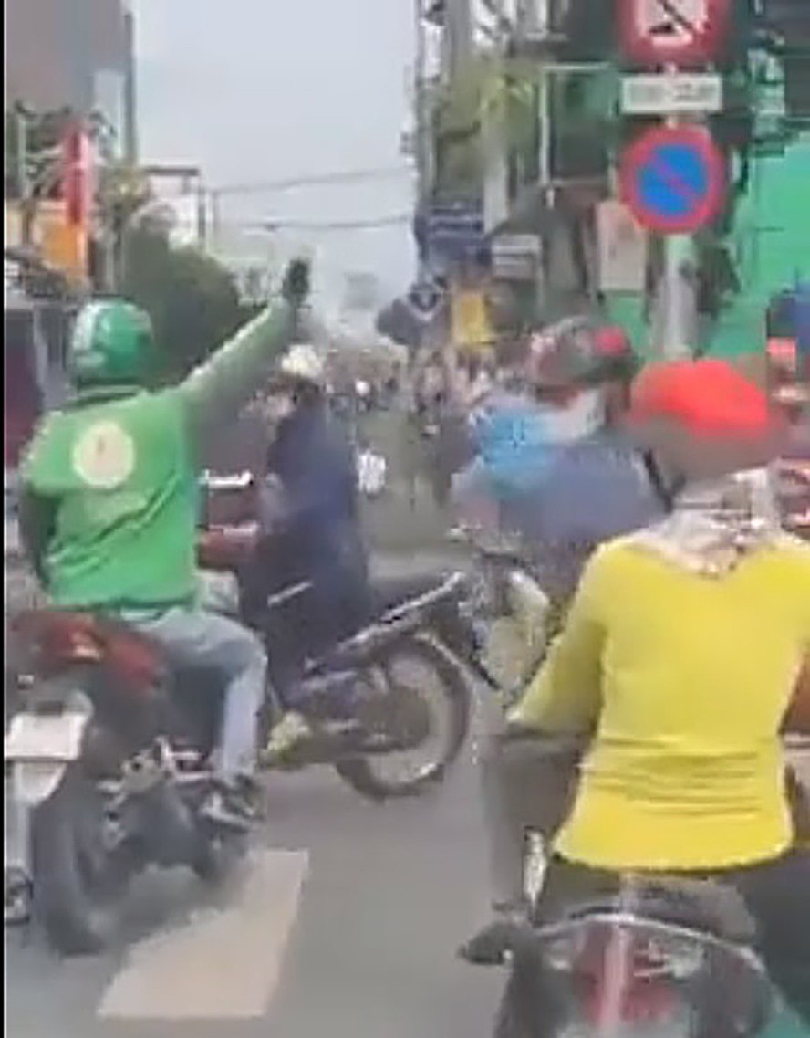 Vượt đèn đỏ. Ảnh cắt từ clip.