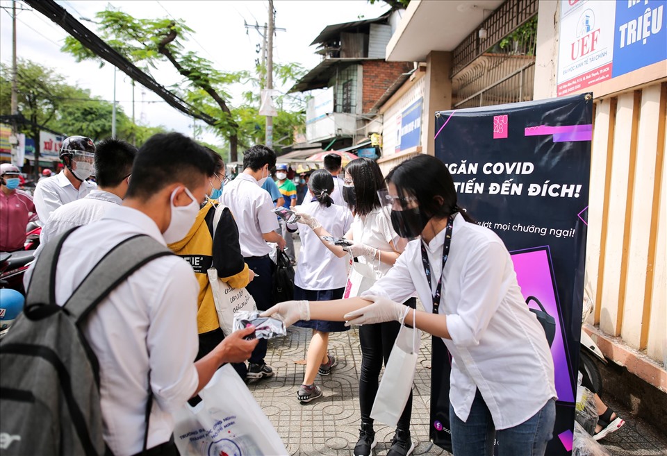 Họ đội mưa phát cho sĩ tử. Ảnh: NSCC