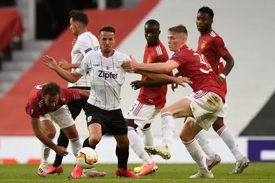 Man United (áo đỏ) cần có thái độ thi đấu tốt hơn trận đấu gần đây. Ảnh: AFP