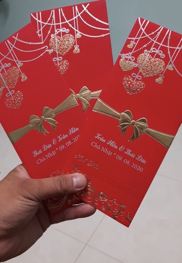 Hơn 200 thiệp cưới của cặp đôi Võ Thái Đức và Trần Thị Hiền đã được gửi đến những người thân. Ảnh: Thắng Trân.