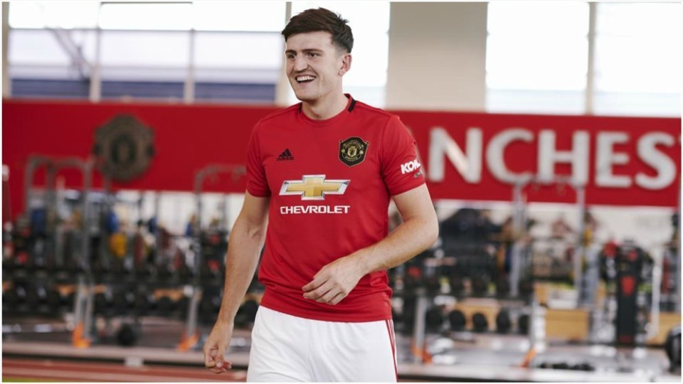 Hậu vệ Harry Maguire (Man United - 56 triệu euro): Maguire khoác áo Man United từ hè năm 2019, với giá chuyển nhượng 86 triệu euro từ Leicester City. Anh chính là trung vệ đắt giá nhất thế giới. Mùa này, anh thi đấu trọn 38 trận cho MU tại Ngoại hạng Anh, góp công lớn giúp đội đứng thứ 3 chung cuộc. Nhưng như hầu hết các ngôi sao khác, giá thị trường của Maguire giảm chỉ còn 56 triệu euro. Ảnh: Marca.