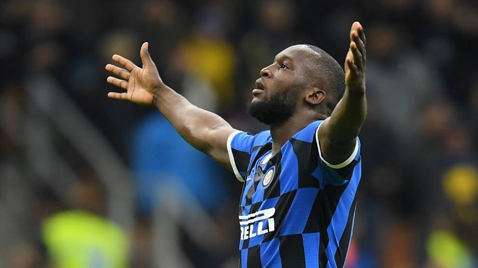 Tiền đạo Romelu Lukaku (Inter Milan - 68 triệu euro): Lukaku chuyển đến Inter từ MU với giá gần 75 triệu euro. Anh nhanh chóng chứng minh đẳng cấp với việc ghi 30 bàn, có 5 pha kiến tạo cho đội bóng mới. Anh cùng Martinez tạo thành một trong những bộ đôi tiền đạo nguy hiểm nhất Châu Âu. Ảnh: Marca.