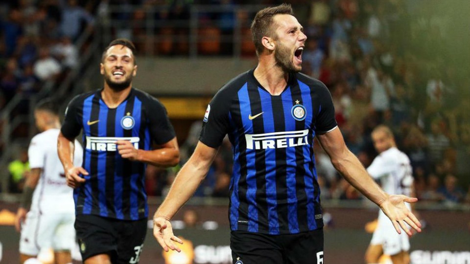 Hậu vệ Stefan de Vrij (Inter Milan - 48 triệu euro): Trung vệ người Hà Lan chuyển đến Inter Milan từ Lazio với giá 40 triệu euro. Anh ngay lập tức chứng minh được giá trị với việc ra sân 34 trận tại Serie A mùa này, ghi 5 bàn và có 3 kiến tạo. Ảnh: Marca.