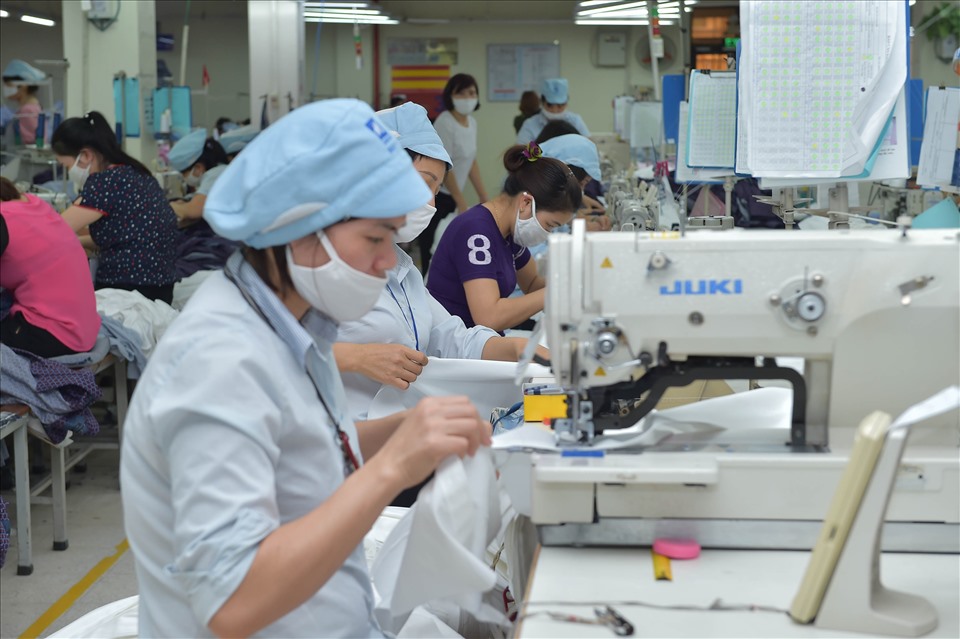 Lao động ngành dệt may bị ảnh hưởng của dịch bệnh COVID-19. Ảnh: Ngọc Hân