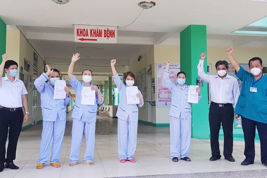 4 bệnh nhân tại Đà Nẵng khỏi COVID-19 được xuất viện. Ảnh: Thuỳ Trang