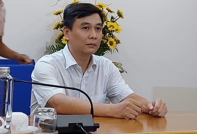 Ông Bùi Anh Bình, Vụ phó Vụ Tài chính hành chính sự nghiệp trả lời báo chí chiều 10.8. Ảnh Anh Huy.