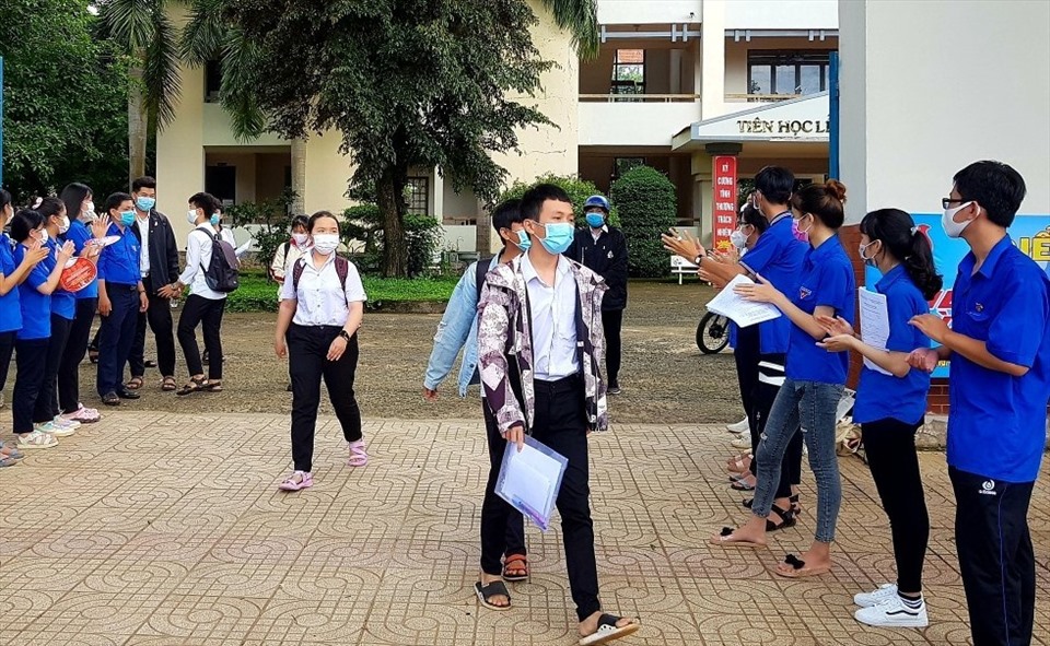 Thí sinh ở thành phố Đồng Xoài, Bình Phước đến điểm thi. Ảnh: Dương Bình
