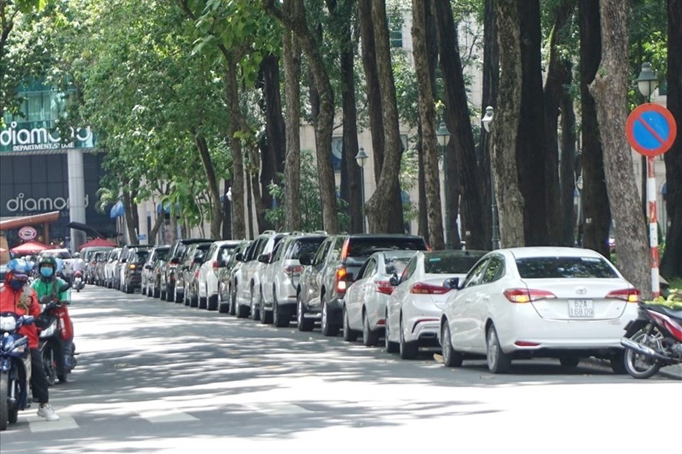 Không đỗ xe ở nơi có biển cấm đỗ xe - Ảnh Minh Quân Không đỗ xe ở nơi có biển cấm đỗ xe - Ảnh Minh Quân