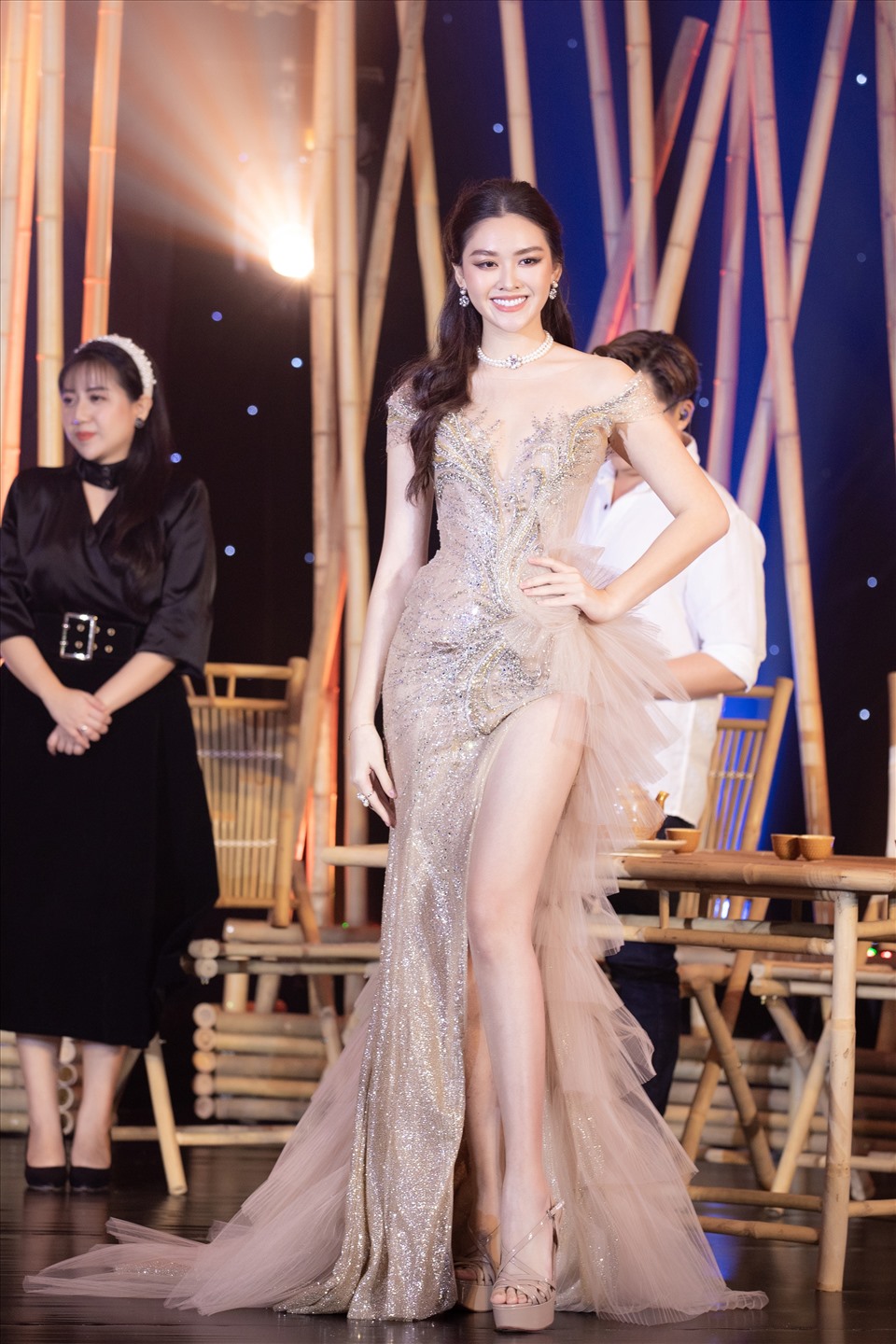 Sự xuất hiện của dàn Hoa Á hậu Việt Nam đã đem về gần 700 triệu đồng tại các phiên đấu giá vật giá vật phẩm đến từ các nhà thiết kế. Ảnh: Sen Vàng.