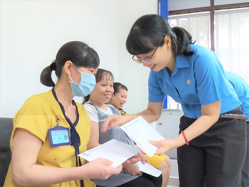 Bà Trần Thị Diệu Thúy, Chủ tịch LĐLĐ TPHCM tặng quà nữ công nhân Công ty Huê Phong đang mang thai thời điểm tháng 6.2020. Ảnh Nam Dương Bà Trần Thị Diệu Thúy, Chủ tịch LĐLĐ TPHCM tặng quà nữ công nhân Công ty Huê Phong đang mang thai thời điểm tháng 6.2020. Ảnh Nam Dương