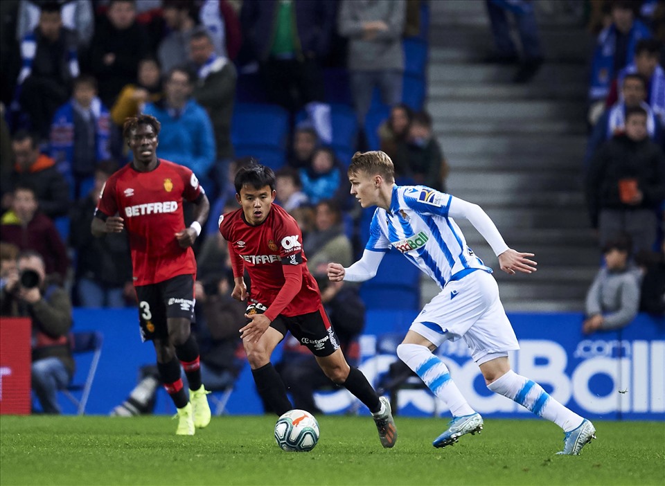 Sau Kubo, tương lai của Martin Odegaard (phải) cũng sẽ được quyết định trong tuần này. Ảnh: Getty Images