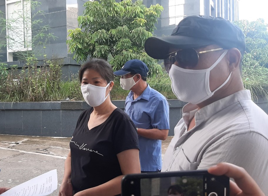 Bị cáo Nguyễn Bích Quy (áo đen) đến tòa từ sớm. Ảnh: V.Dũng.