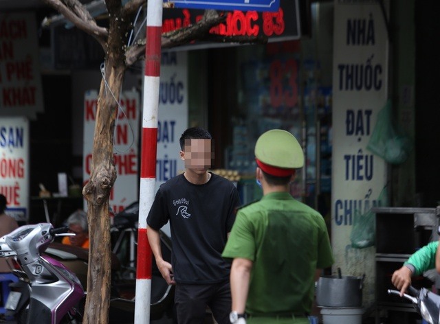 Lực lượng chức năng nhắc nhở và xử phạt các trường hợp không đeo khẩu trang nơi công cộng. Ảnh: Đ.Trường