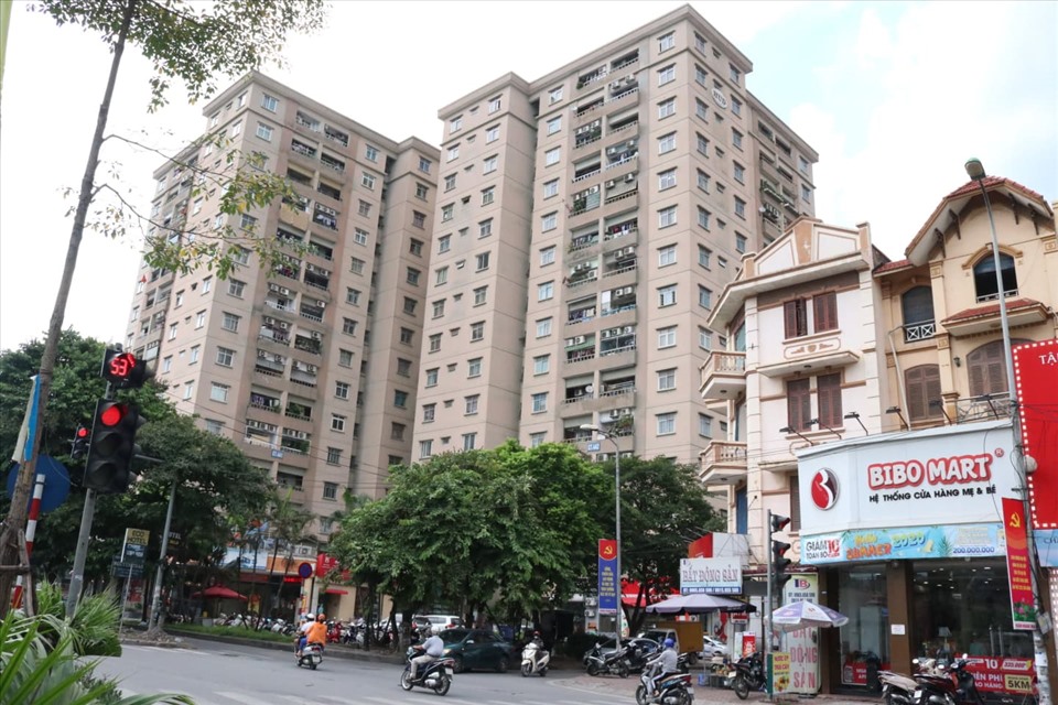Dân cư sinh sống tại các tòa chung cư trên địa bàn Hà Nội vẫn còn thờ ơ với lệnh xử phạt không đeo khẩu trang. Ảnh: Lan Nhi.