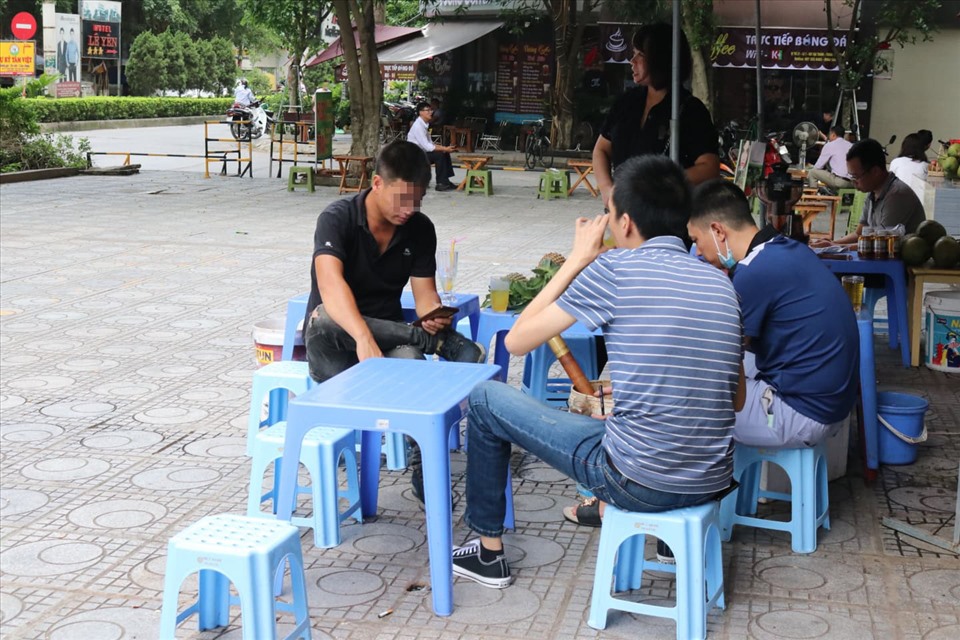 Nhiều người dân vẫn vô tư tụ tập hàng quán vỉa hè, không đeo khẩu trang khi đến nơi đông người.