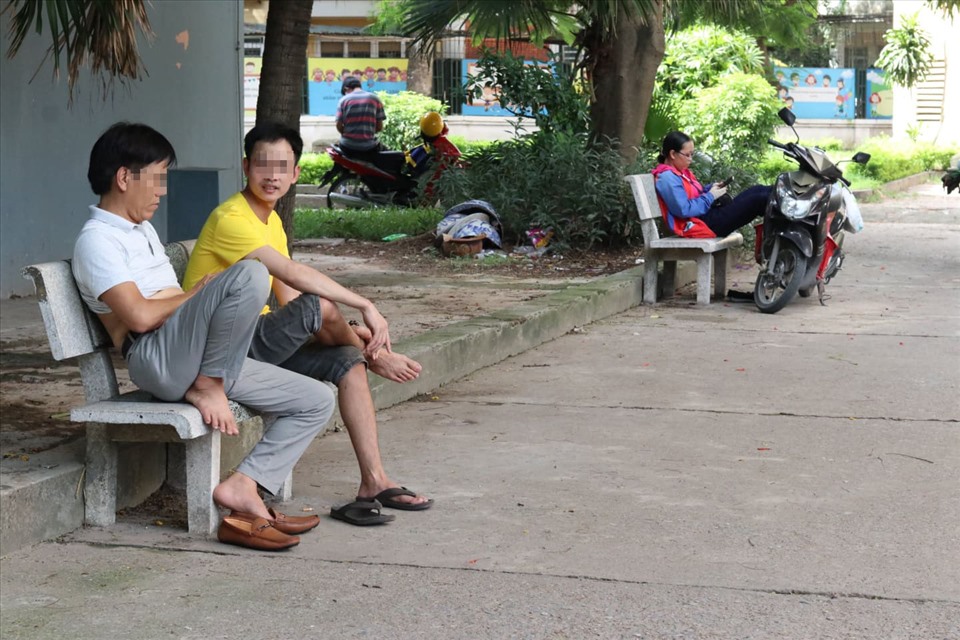 Một số người dân vẫn “quên” đeo khẩu trang nơi công cộng.