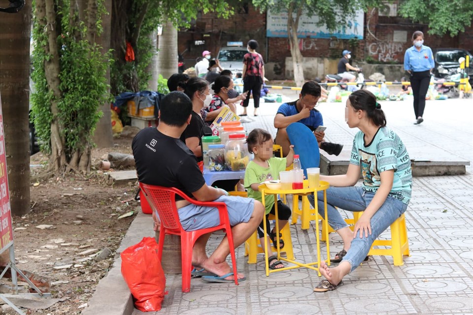 Nhiều người dân vẫn vô tư tụ tập hàng quán vỉa hè, không đeo khẩu trang khi đến nơi đông người.