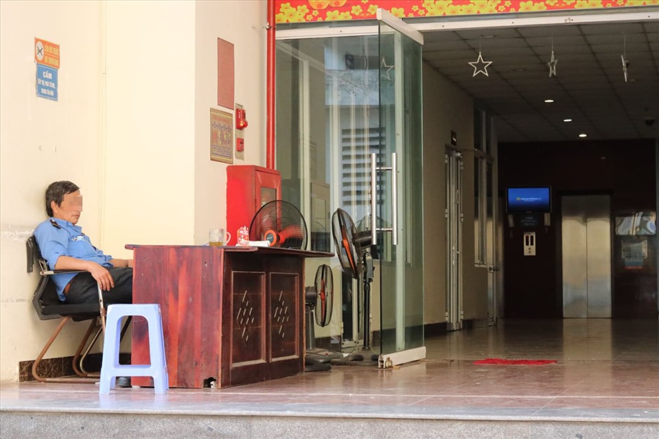 Nhiều tòa nhà chung cư hiện vẫn chưa thắt chặt quy định đeo khẩu trang phòng chống dịch.