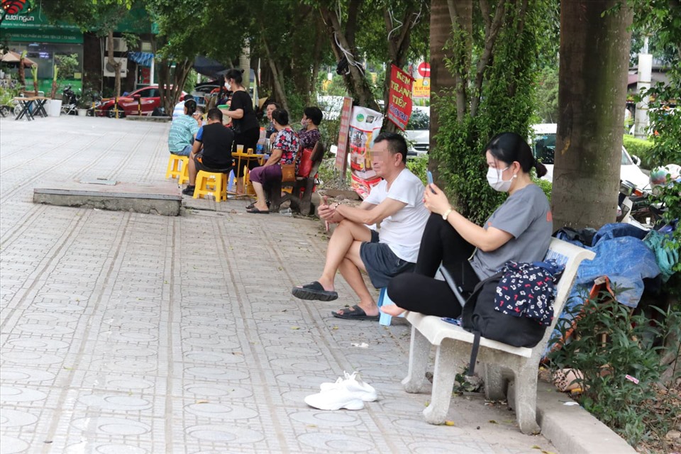 Một số người dân vẫn “quên” đeo khẩu trang nơi công cộng.