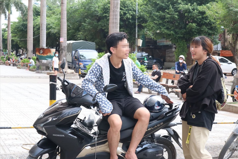 Nhiều bạn trẻ không đeo khẩu trang.