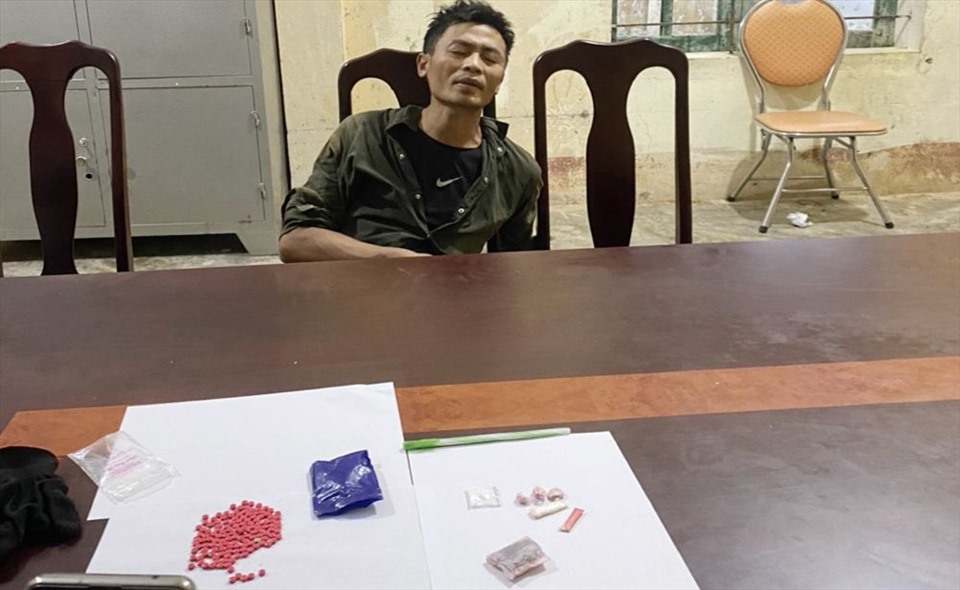 Đối tượng Sơn cùng tang vật tại cơ quan điều tra. Ảnh: CATH