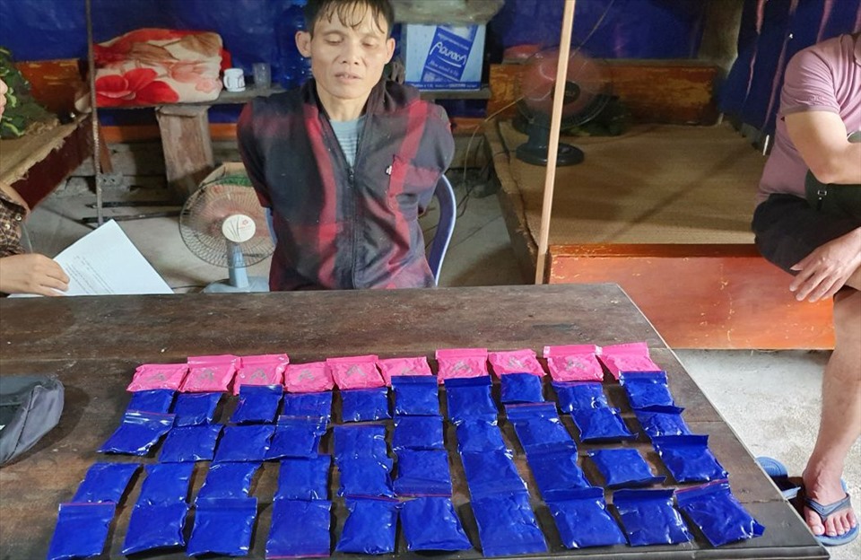 Tại thời điểm bắt giữ đối tượng Đức cùng 10.000 viên ma túy. Ảnh: CATH