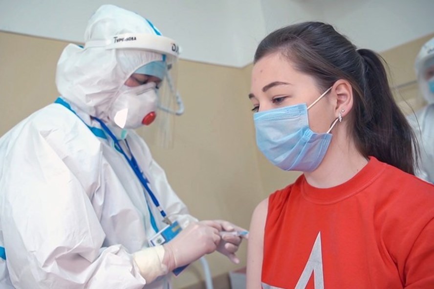Một tình nguyện viên thử nghiệm vaccine COVID-19 của Nga ở Mátxcơva. Ảnh: Bộ Quốc phòng Nga