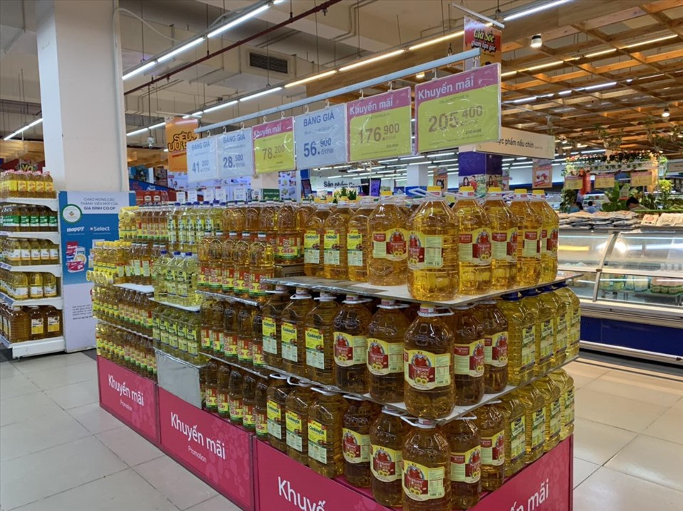 Các quầy hàng được bố trí với khoảng cách hợp lý để đảm bảo phòng chống dịch COVID-19. Ảnh: Thu Hồng