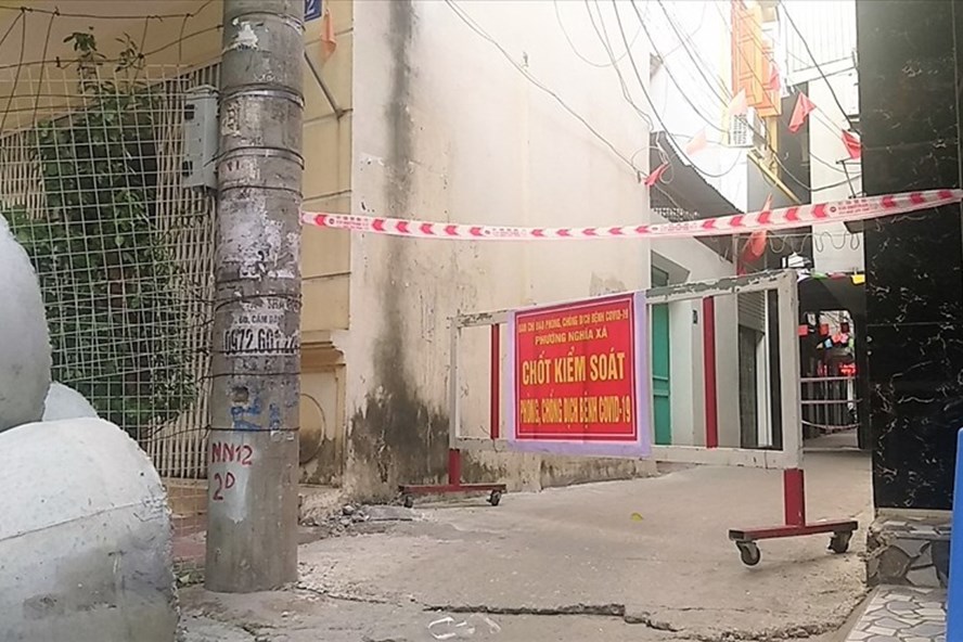 Ngõ 261 Trần Nguyên Hãn nơi gia đình lái xe chở bệnh nhân 751 sinh sống đã được phong tỏa. Ảnh CTV