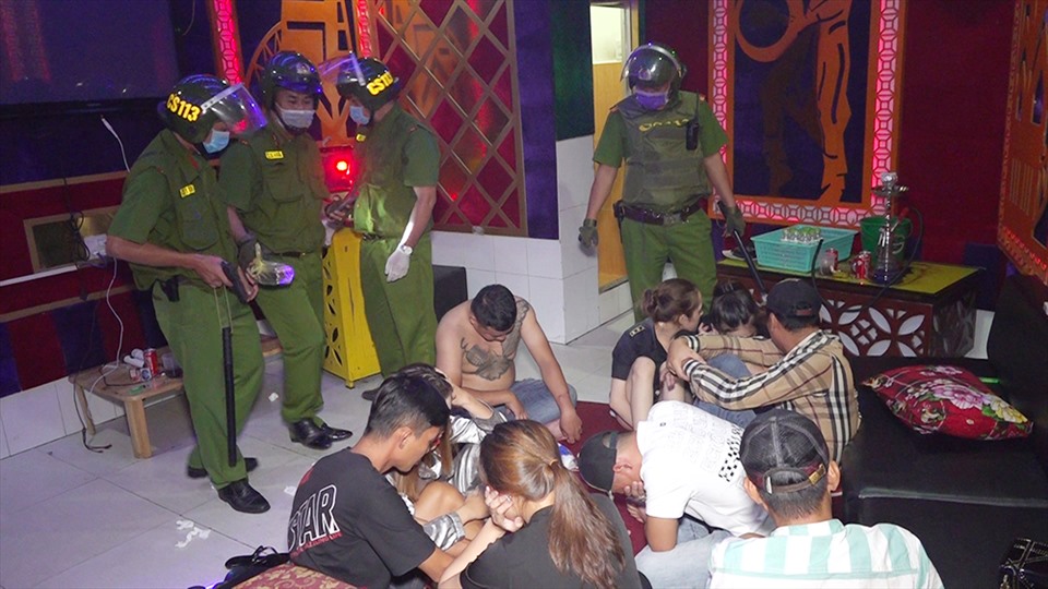Hình ảnh khám xét quán Karaoke. Ảnh: VT