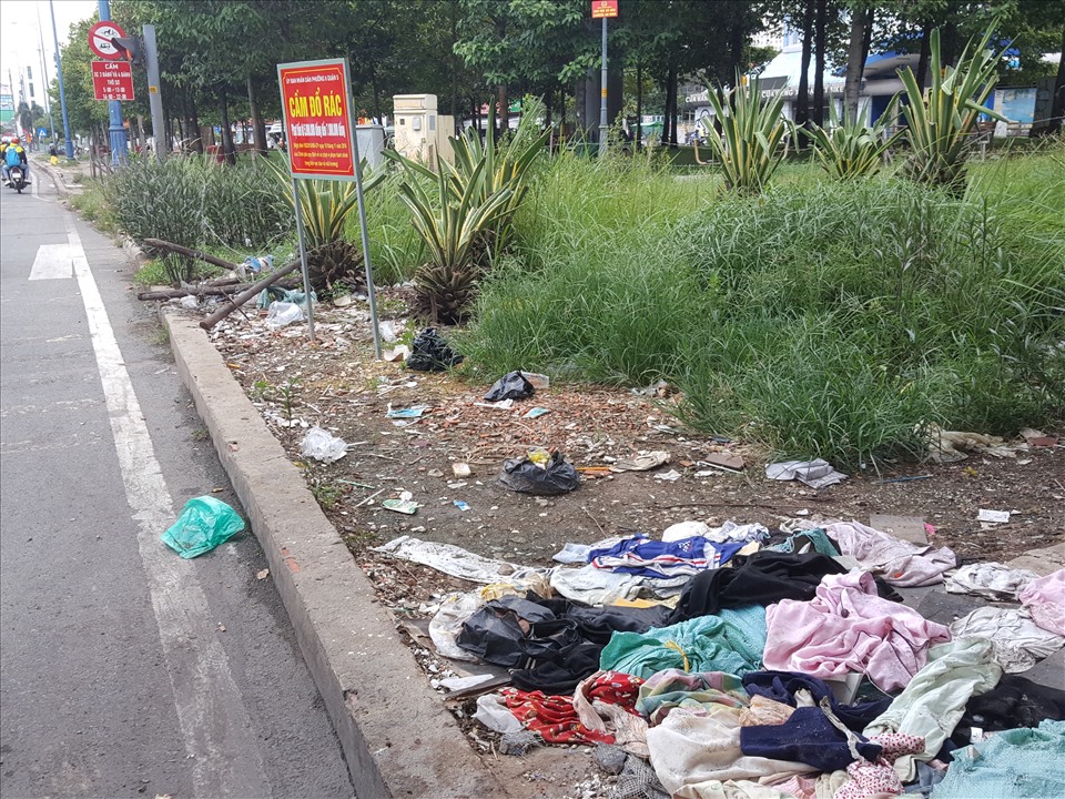 Rác ở khu vực đường Võ Văn Kiệt (đoạn dưới cầu Nguyễn Tri Phương, phường 6, quận 5, TPHCM). Ảnh: Nguyễn Phương