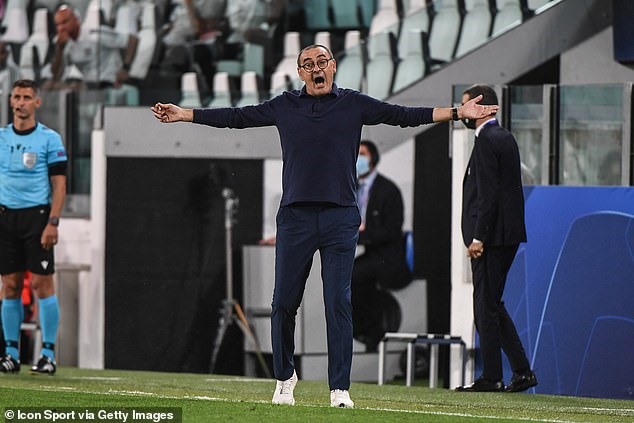 Sarri đã ra đường. Ảnh: Getty.
