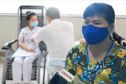 Mẹ bệnh nhi bật khóc cảm ơn bác sĩ hiến máu cứu chữa con mình