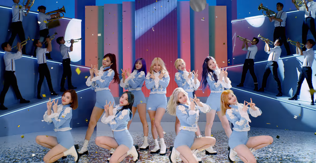 TWICE. Ảnh: Cắt từ clip.
