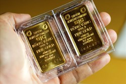 Giá vàng hôm nay 12.8: "Bốc hơi" mạnh, tương lai nào cho giá vàng?