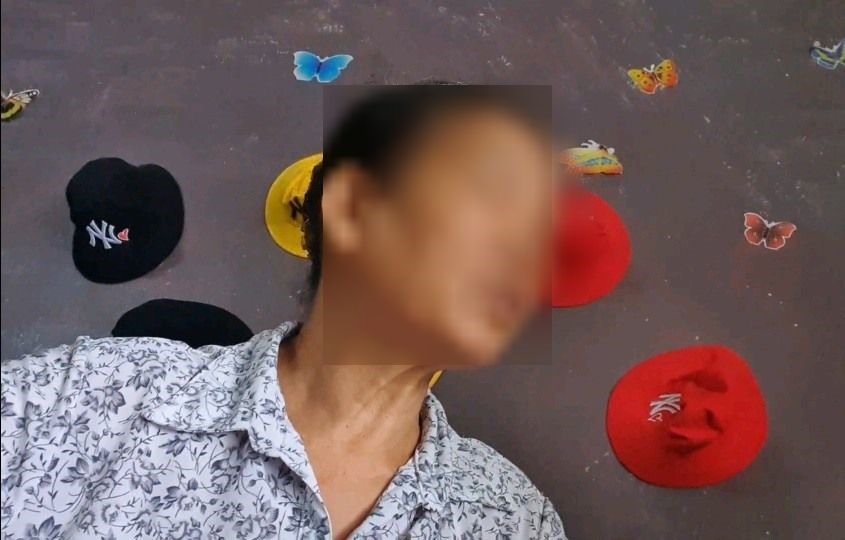 Bà Hoa cho biết đã ra sức khuyên can chồng nhưng không được.