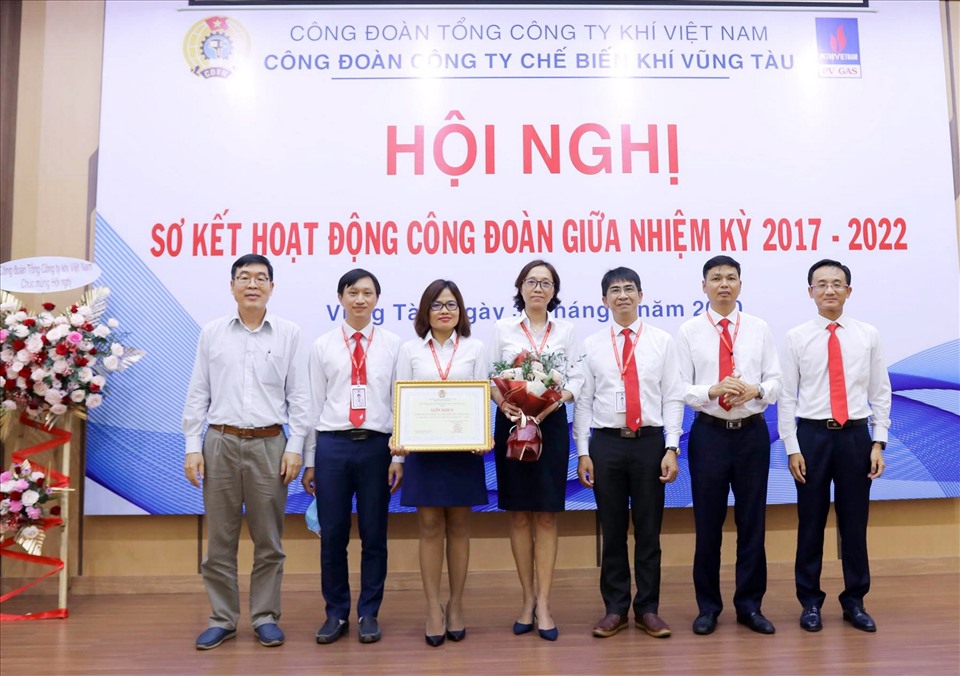 Công đoàn PV GAS khen thưởng Công đoàn KVT vì những thành tích xuất sắc nửa nhiệm kỳ