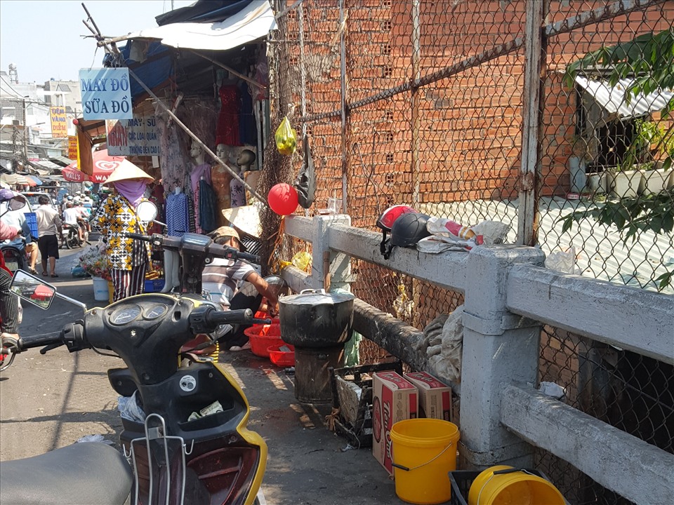 Việc giết mổ gia cầm sống được diễn ra trên khu vực cầu Mỹ Thuận (phường 10, quận 6). Ảnh: An Nguyên