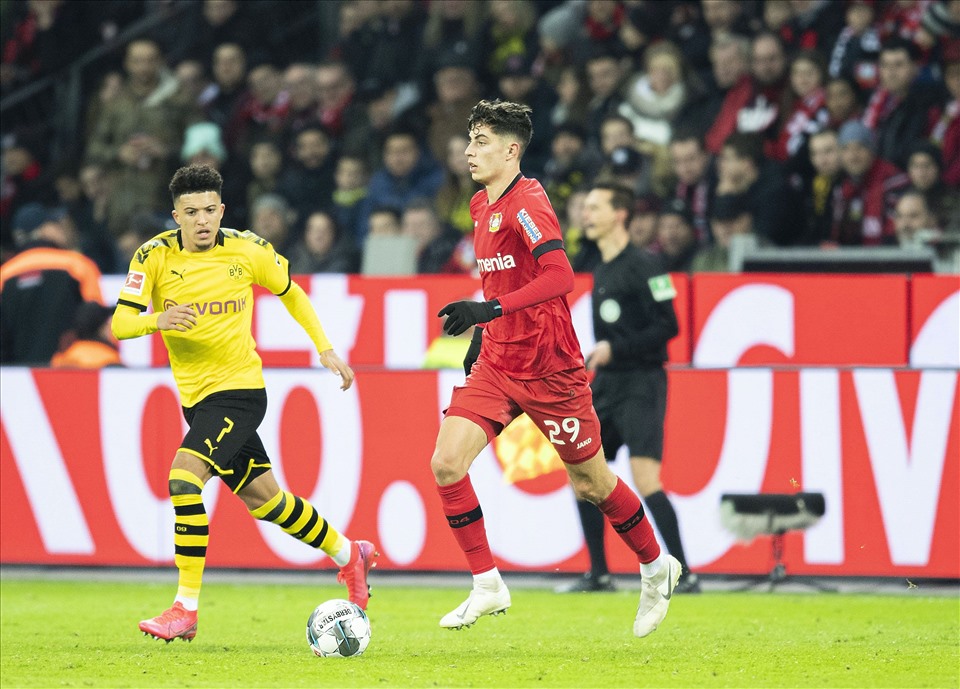 Nếu không giành được Sancho, Man United sẽ tranh Havertz (áo đỏ) với Chelsea? Ảnh: Sports Illustrated